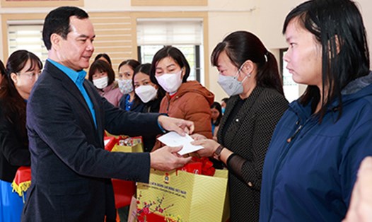 Chủ tịch Tổng LĐLĐVN Nguyễn Đình Khang trao quà cho công nhân lao động tỉnh Hà Nam trong chương trình "Tết Sum vầy" 2023. Ảnh: Hải Nguyễn