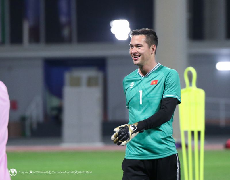 Filip Nguyễn luôn tập luyện trong tinh thần thoải mái, cười vui vẻ trên sân.