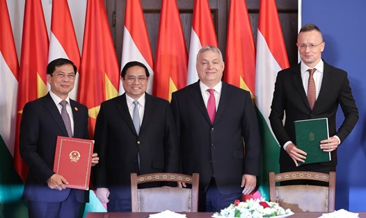 Hai Thủ tướng chứng kiến lễ ký Bản ghi nhớ về hợp tác giữa Bộ Ngoại giao Việt Nam và Bộ Ngoại giao và Thương mại Hungary. Ảnh: VGP