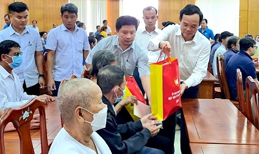 Phó Thủ tướng Chính phủ Trần Lưu Quang tặng quà Tết cho các hộ gia đình khó khăn ở Trà Vinh. Ảnh: Hoàng Lộc