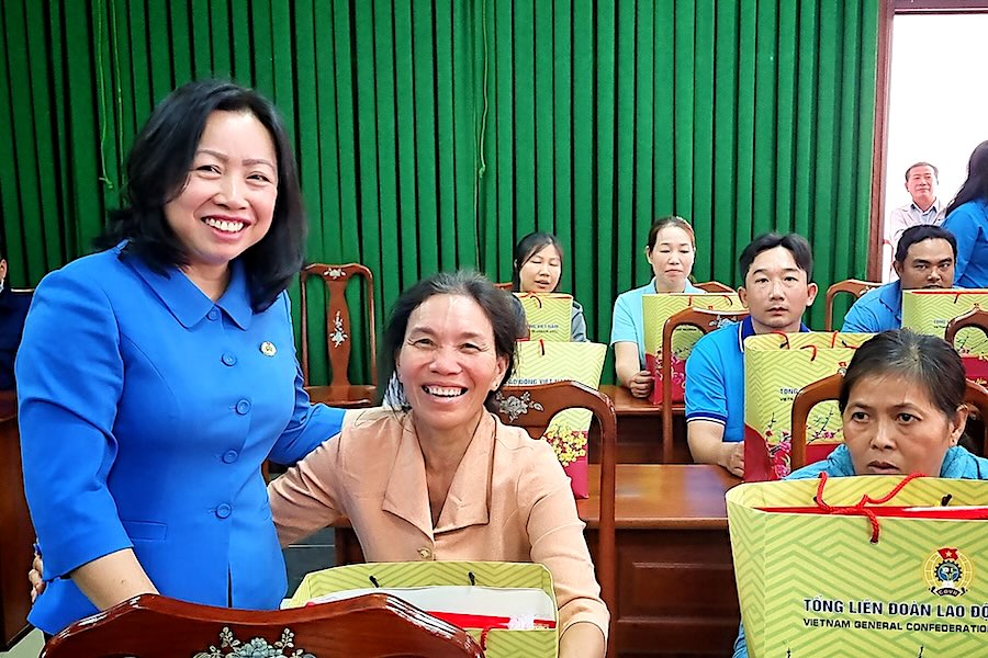 Phó Chủ tịch Tổng Liên đoàn Lao động Việt Nam Thái Thu Xương thăm thăm và tặng quà chúc Tết công nhân lao động tỉnh Trà Vinh. Ảnh: Hoàng Lộc