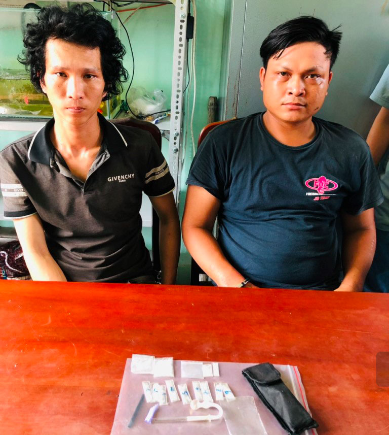 2 đối tượng cùng tang vật ma túy. Ảnh: Tiến Dũng