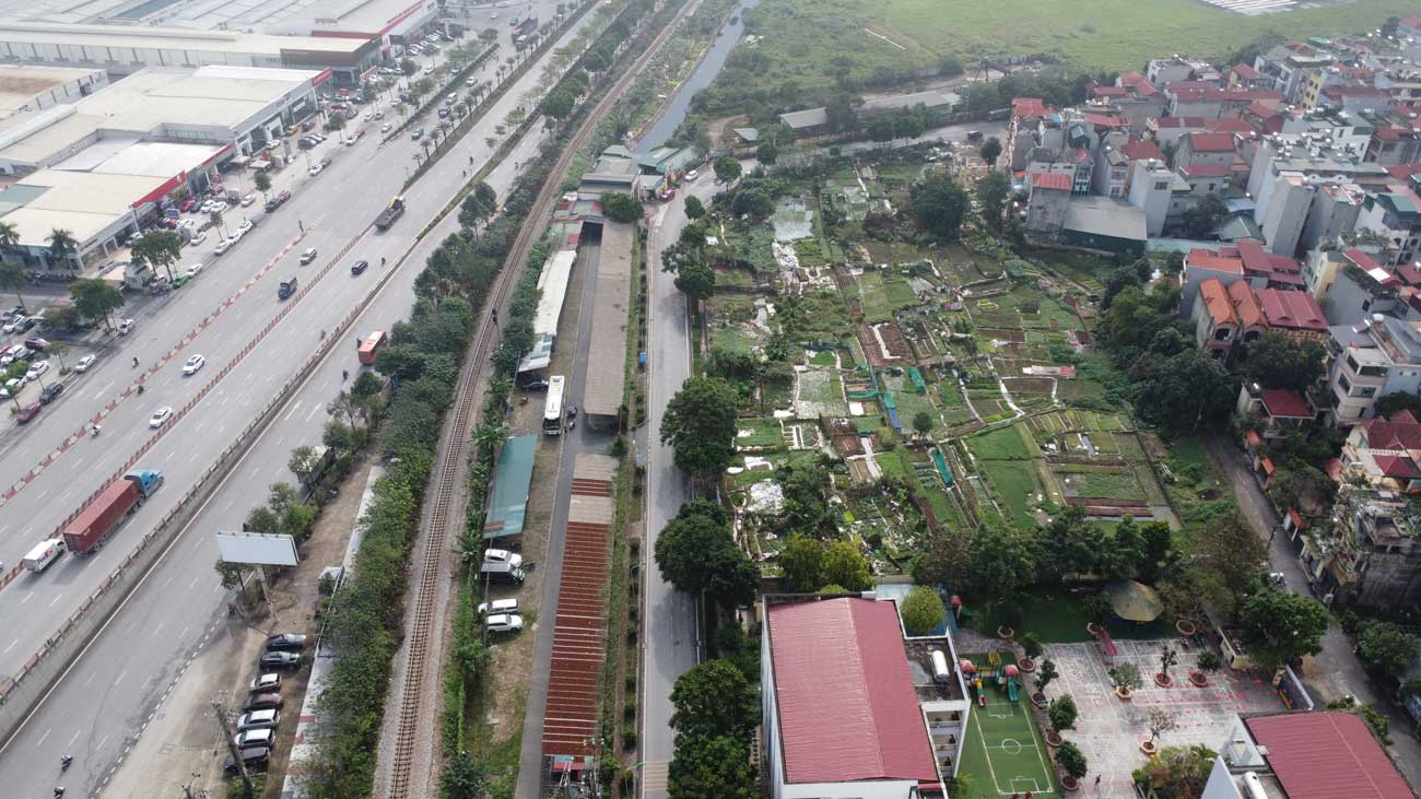 Khu đất vàng (bên phải đường) được quy hoạch làm bãi đỗ xe nằm trên vị trí đắc địa tại Hà Nội. Ảnh: Vĩnh Hoàng