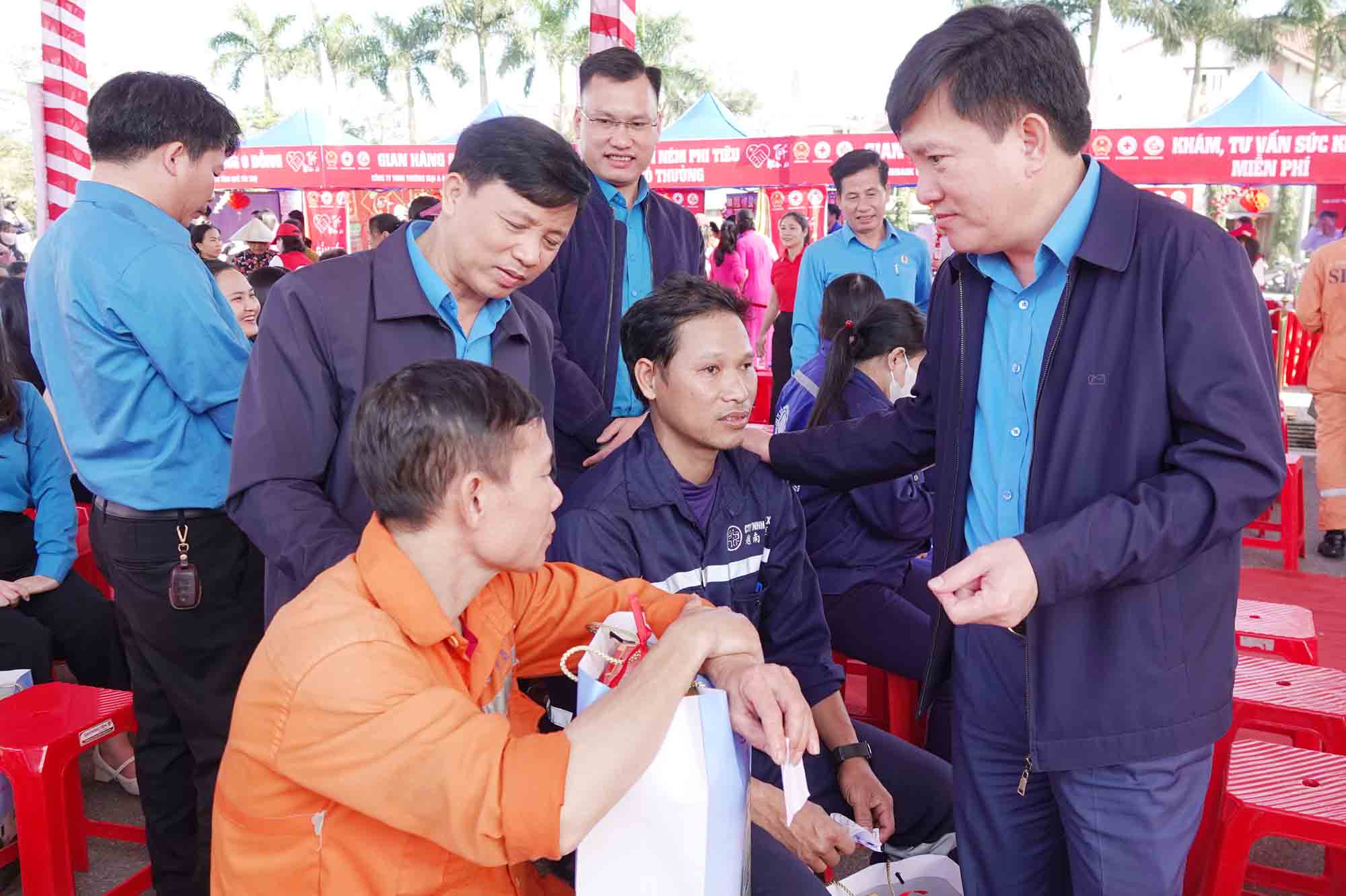 Ông Nguyễn Xuân Hùng - Phó Chủ tịch Tổng Liên đoàn Lao Động Việt Nam tặng quà, động viên công nhân lao động tại chương trình. Ảnh: Trần Tuấn.