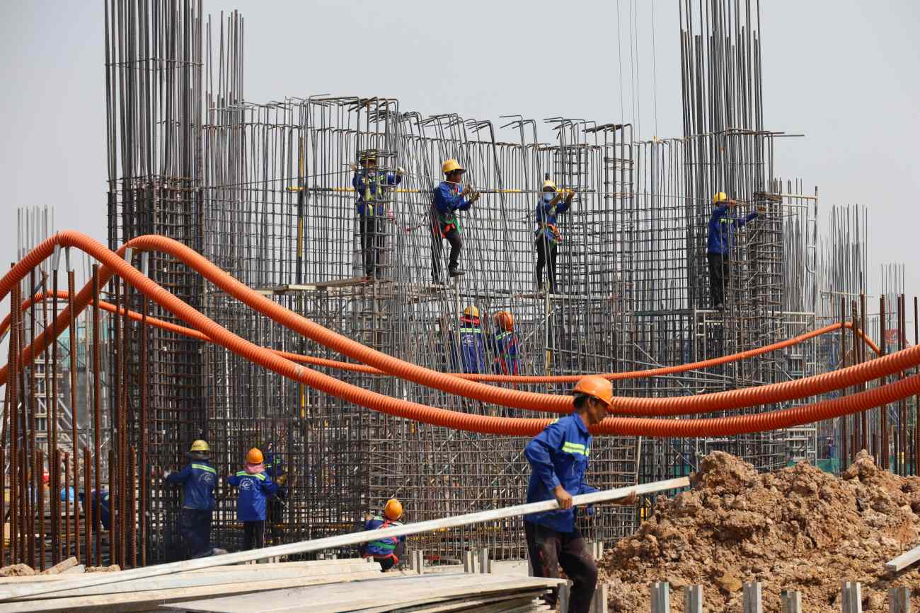 Theo ông Nguyễn Đức Toàn - Giám đốc Ban điều hành dự án nhà ga T3, hiện 5 nhà thầu đang duy trì khoảng 1.400 công nhân và hơn 200 kỹ sư, 16 cẩu tháp và trên 350 đầu xe, phương tiện để đảm bảo nguồn lực thi công. 
