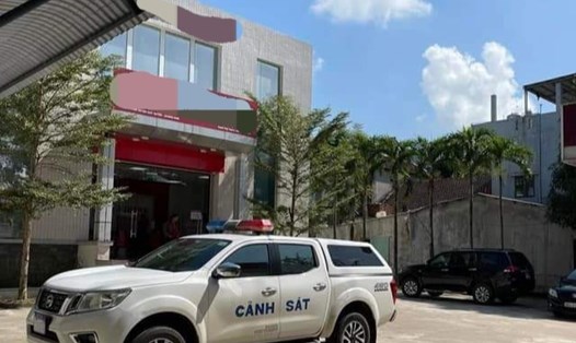 Xe cảnh sát có mặt trước ngân hàng vừa xảy ra vụ cướp, trên địa bàn huyện Duy Xuyên, tỉnh Quảng Nam. Ảnh: Công an huyện Duy Xuyên