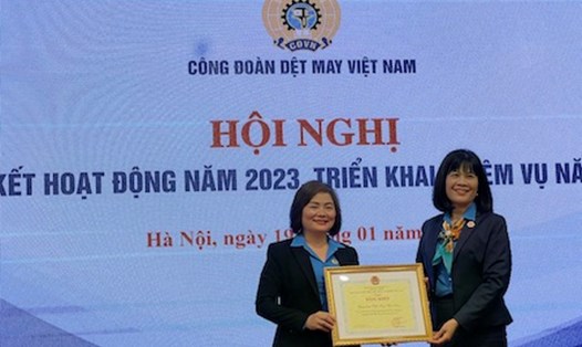Bà Phạm Thị Thanh Tâm (bên trái) - Chủ tịch Công đoàn Dệt may Việt Nam - đại diện nhận Bằng khen của Tổng LĐLĐVN. Ảnh: Kiều Vũ