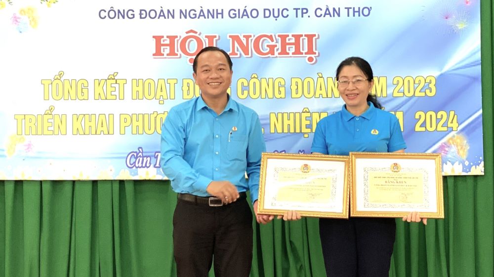 LĐLĐ TP Cần Thơ trao bằng khen cho Công đoàn ngành giáo dục TP. Ảnh: Yến Phương