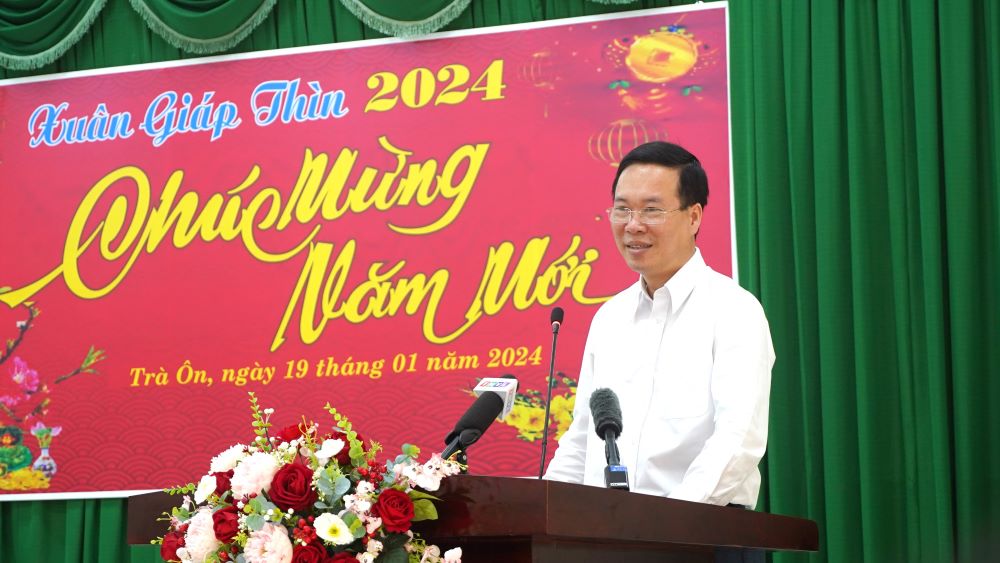 Chủ tịch nước Võ Văn Thưởng chúc Tết các đối tượng chính sách huyện Trà Ôn, tỉnh Vĩnh Long. Ảnh: Tạ Quang