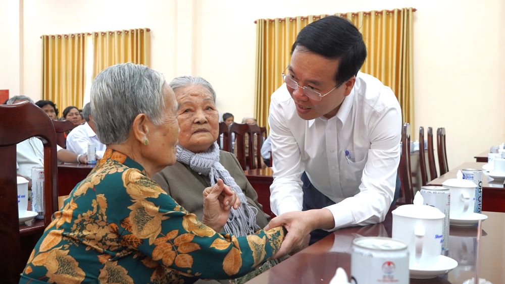 Chủ tịch nước Võ Văn Thưởng ân cần thăm hỏi các đối tượng chính sách ở huyện Trà Ôn, tỉnh Vĩnh Long. Ảnh: Tạ Quang