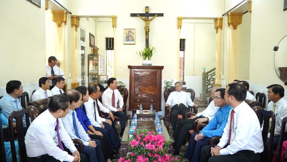 Chủ tịch nước Võ Văn Thưởng cùng Đoàn công tác đến thăm, chúc Tết tại Tòa Giám mục Vĩnh Long. Ảnh: Tạ Quang