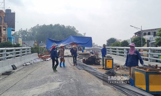 Thi công cầu vượt đường sắt tại TP. Thái Nguyên. Ảnh: Lam Thanh