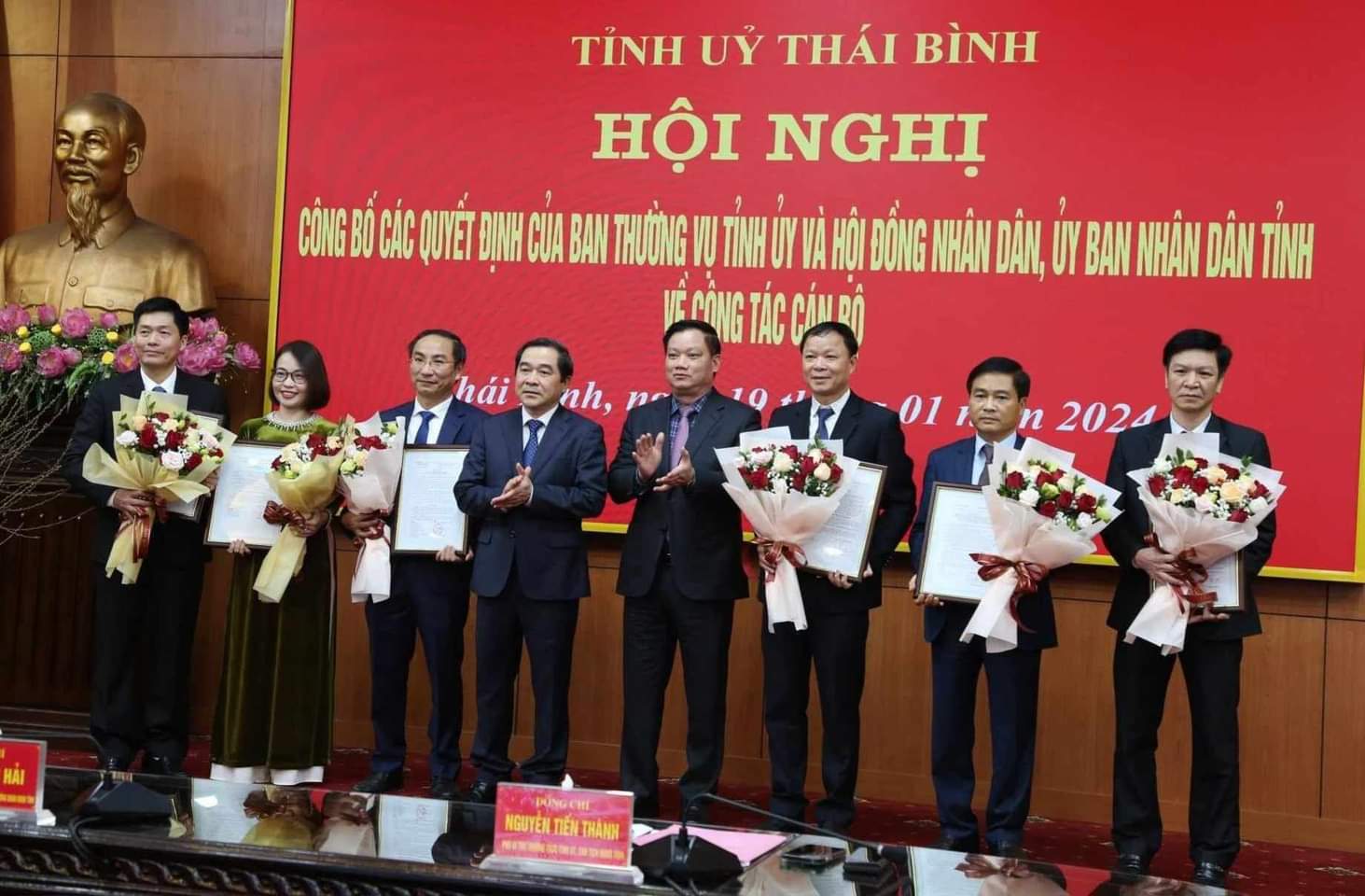 Lãnh đạo HĐND, UBND tỉnh Thái Bình trao quyết định và tặng hoa chúc mừng các cán bộ được điều động, bổ nhiệm. Ảnh: Minh Nam