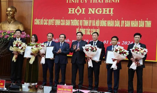 Lãnh đạo HĐND, UBND tỉnh Thái Bình trao quyết định và tặng hoa chúc mừng các cán bộ được điều động, bổ nhiệm. Ảnh: Minh Nam