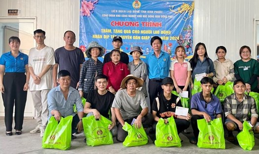 Công đoàn Khu công nghiệp khu vực Đồng Xoài-Đồng Phú thăm và tặng quà cho công nhân lao động. Ảnh: CĐBP