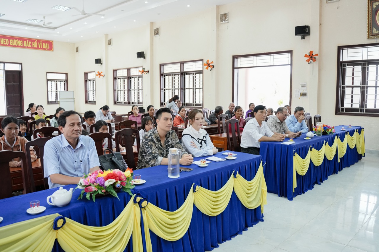 Lý Nhã Kỳ và Việt Anh tái ngộ, cùng nhau đi làm từ thiện