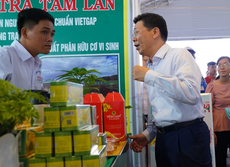 Tại chương trình "Chợ Tết Công đoàn" có 45 gian hàng thương mại với các mặt hàng nhu yếu phẩm phục vụ cho công nhân viên chức - lao động. Ảnh: BTC