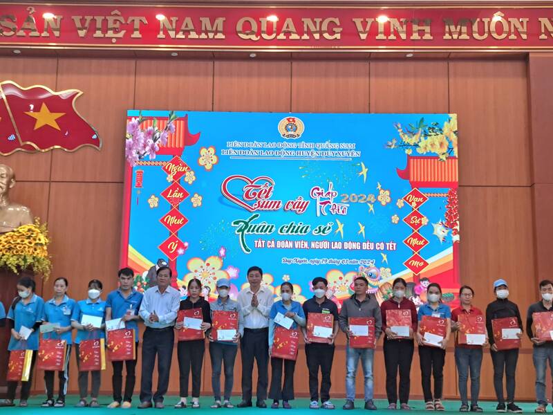 LĐLĐ huyện Duy Xuyên trao hơn 700 suất quà tết cho người lao động. Ảnh: Nguyễn Linh