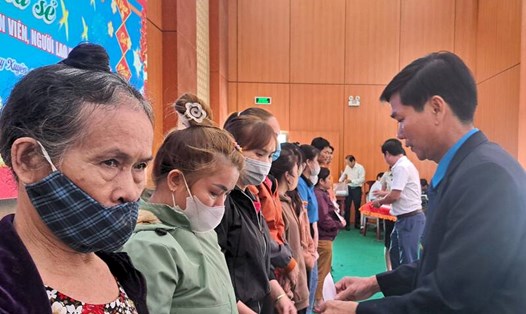 LĐLĐ huyện Duy Xuyên trao quà tết cho người lao động. Ảnh: Nguyễn Linh