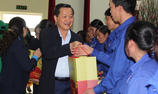 Phó Thủ tướng Lê Minh Khái thăm, tặng quà tết công nhân, người lao động có hoàn cảnh khó khăn tại Cao Bằng. Ảnh: Tân Văn.
