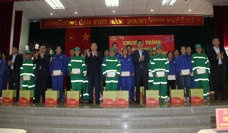 Phó Thủ tướng cùng lãnh đạo các đơn vị tặng quà người lao động. Ảnh: Tân Văn.