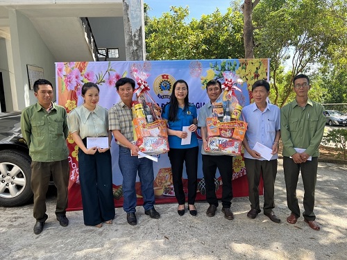 Phó Chủ tịch LĐLĐ tỉnh Gia Lai Nguyễn Thị Thanh Thủy (thứ 4 từ trái sang) tặng quà cho 2 Ban Quản lý rừng phòng hộ Ia Meur và Ia Puch (huyện Chư Prông). Ảnh: Thanh Tuấn 