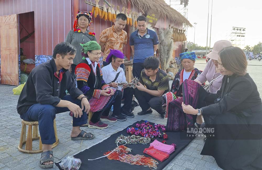 Du khách tìm hiểm văn hóa truyền thống của dân tộc Mông tại Điện Biên qua nghệ thuật làm hoa văn thổ cẩm.