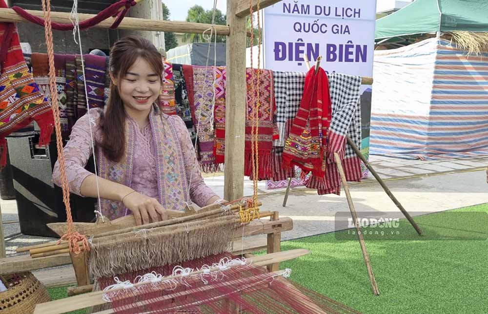 Trong không gian trải nghiệm còn có cả văn hóa dệt vải của dân tộc Lào, dân tộc Thái.