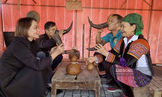 Người dân Thanh Hóa trải nghiệm những nét văn hóa độc đáo của đồng bào các dân tộc Điện Biên. Ảnh: Lưu Học