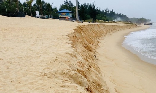 Bãi biển Bảo Ninh đang bị sạt lở nghiêm trọng. Ảnh: Lê Phi Long