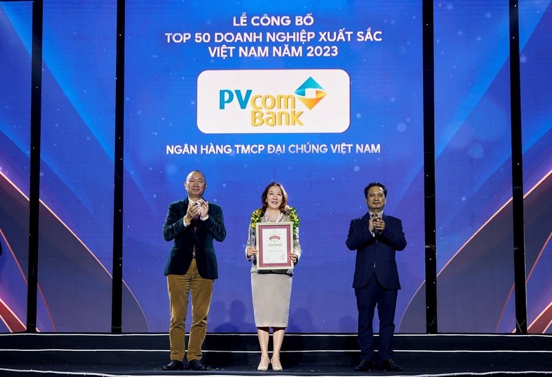 Bà Nguyễn Thanh Huyền, đại diện Ban điều hành PVcomBank nhận 2 giải thưởng từ Ban tổ chức. Ảnh Pvombank