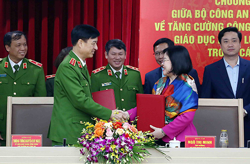 Thứ trưởng Nguyễn Duy Ngọc và Thứ trưởng Ngô Thị Minh đại diện hai bộ ký kết chương trình phối hợp phòng chống ma tuý. Ảnh: P.Kiên