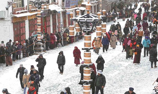 Người dân đi bộ dưới tuyết ở Lhasa, Tây Tạng, Trung Quốc, ngày 18.1.2024. Ảnh: China Daily