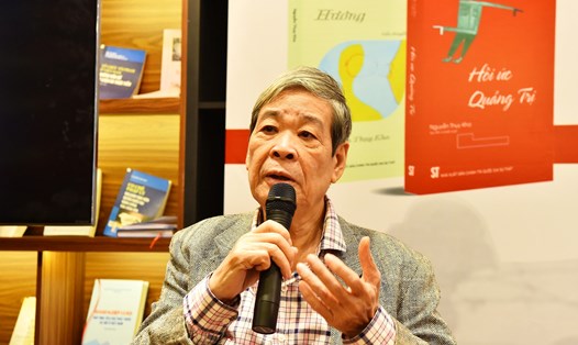 Nhà văn, nhà thơ, nhà báo, nhạc sĩ, nhà nghiên cứu Nguyễn Thụy Kha chia sẻ tại buổi Lễ giới thiệu cuốn sách “Hồi ức Quảng Trị”. Ảnh: T.Vương