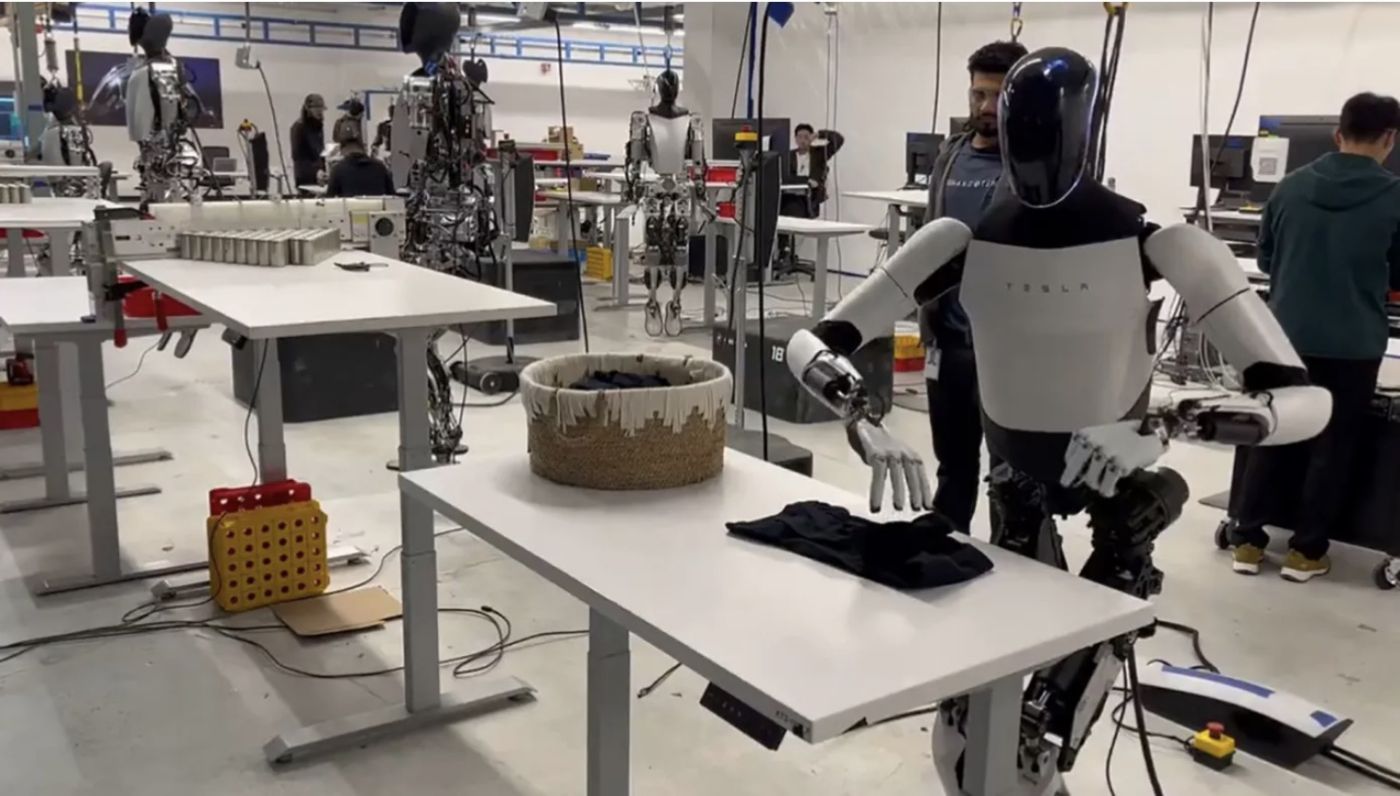 Robot Optimus của Tesla đang trình diễn gấp quần áo. Ảnh: Tesla