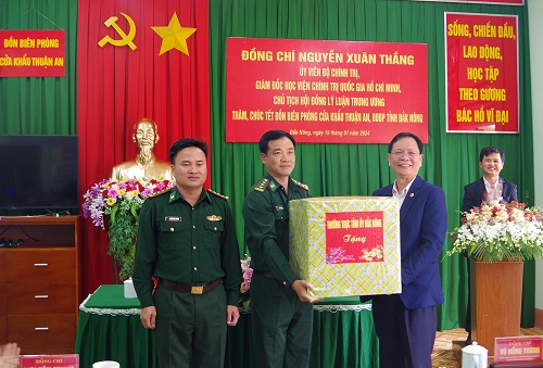 Đại diện Thường trực Tỉnh ủy Đắk Nông tặng quà cho Bộ đội Biên phòng cửa khẩu Thuận An. Ảnh: Phan Tuấn 