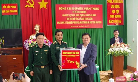 Đồng chí Nguyễn Xuân Thắng thăm cán bộ, chiến sĩ Đồn Biên phòng Cửa khẩu Thuận An. Ảnh: Phan Tuấn 