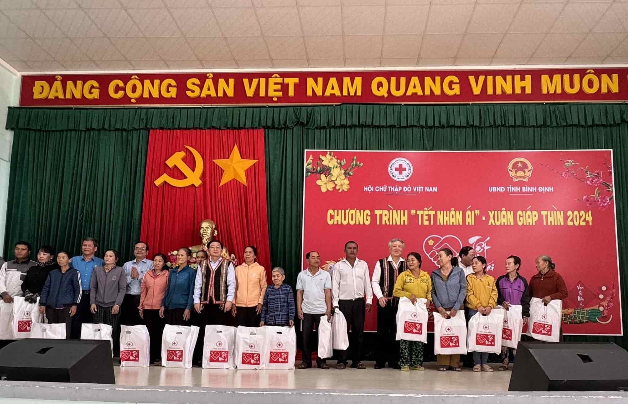 Chánh án TAND Tối cao Nguyễn Hòa Bình tặng món quà Tết vô cùng ý nghĩa cho nhân dân huyện Vân Canh. Ảnh: Hoài Luân