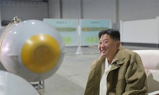 Nhà lãnh đạo Triều Tiên Kim Jong-un thị sát tàu tấn công hạt nhân không người lái dưới nước Haeil. Ảnh: KCNA công bố ngày 24.3.2023