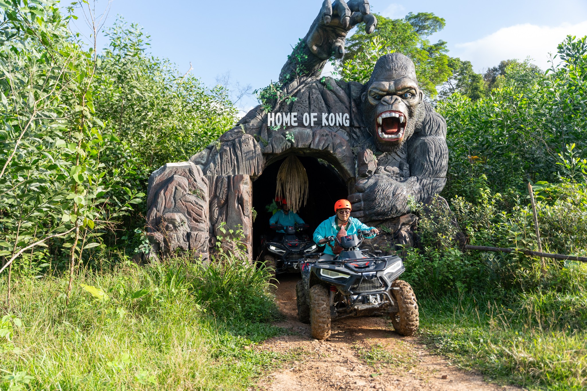 Khách du lịch trải nghiệm lái xe ATV xuyên rừng lim ở xã Tân Hóa, huyện Minh Hóa, Quảng Bình. Ảnh: Hoàng Trung