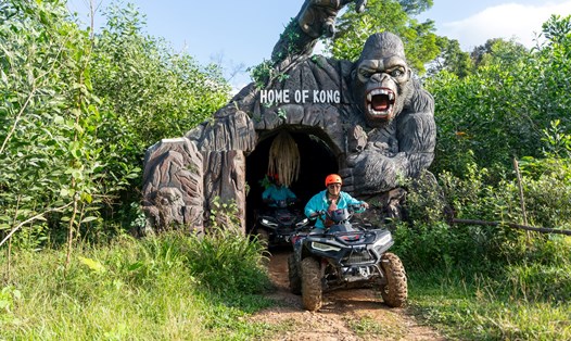 Khách du lịch trải nghiệm lái xe ATV xuyên rừng lim ở xã Tân Hóa, huyện Minh Hóa, Quảng Bình. Ảnh: Hoàng Trung