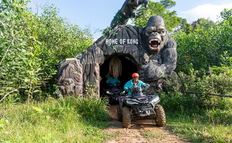 Khách du lịch trải nghiệm lái xe ATV xuyên rừng lim ở xã Tân Hóa, huyện Minh Hóa, Quảng Bình. Ảnh: Hoàng Trung