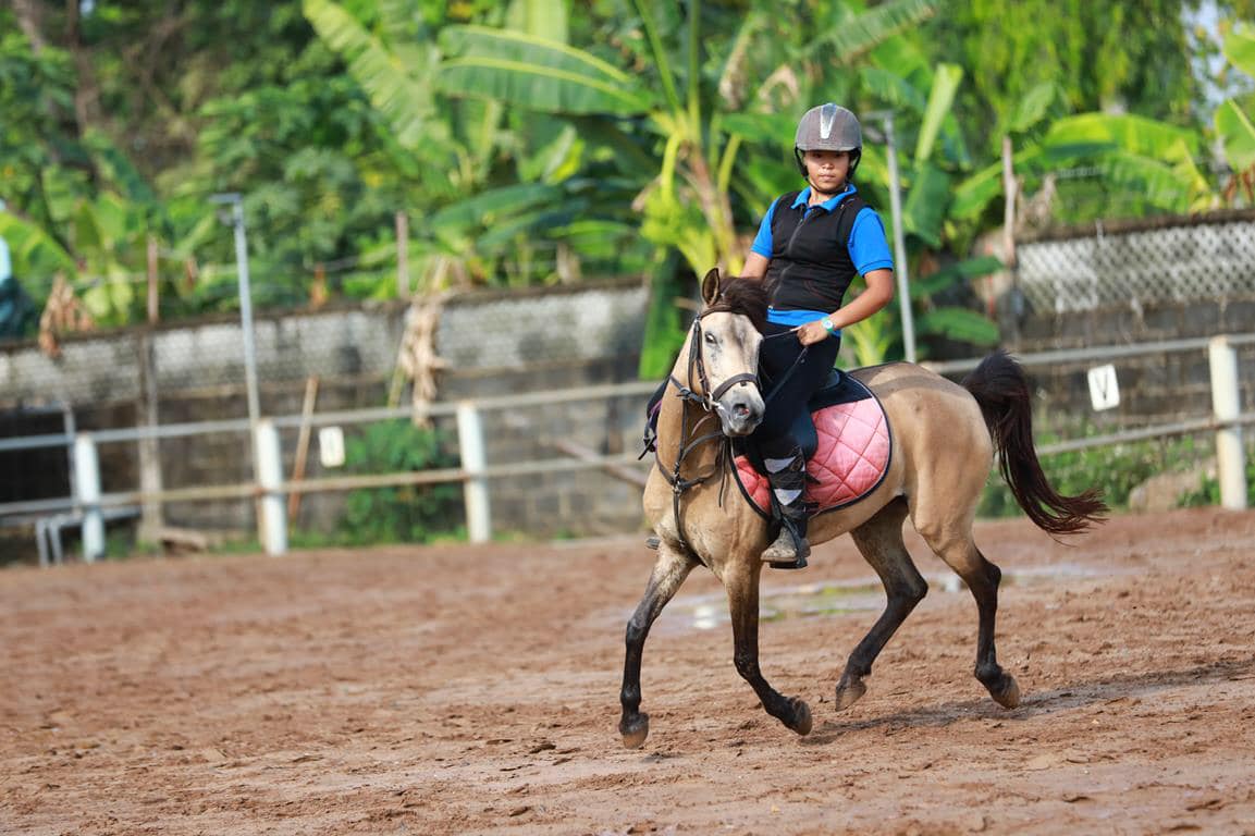 Khách du lịch cưỡi ngựa tại một câu lạc bộ cưỡi ngựa ở TPHCM. Ảnh: Facebook Saigon Pony Club
