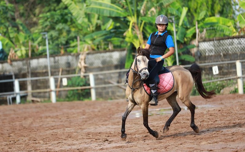 Khách du lịch cưỡi ngựa tại một câu lạc bộ cưỡi ngựa ở TPHCM. Ảnh: Facebook Saigon Pony Club