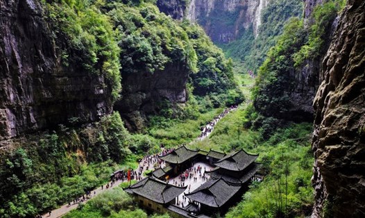 Dịch quán Thiên Phúc cổ kính ẩn mình giữa những núi đá Thiên Sinh Tam Kiều, trong Công viên địa chất Vũ Long, Trùng Khánh, Trung Quốc. 