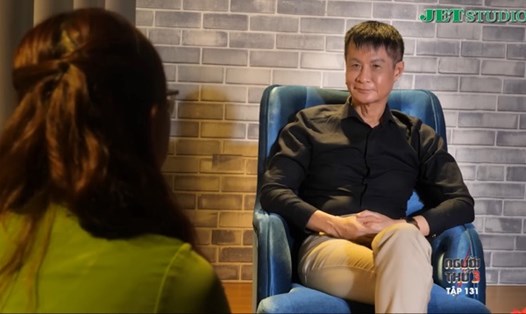 Chị B tâm sự cùng đạo diễn Lê Hoàng tại "Người thứ 3". Ảnh: NSX.
