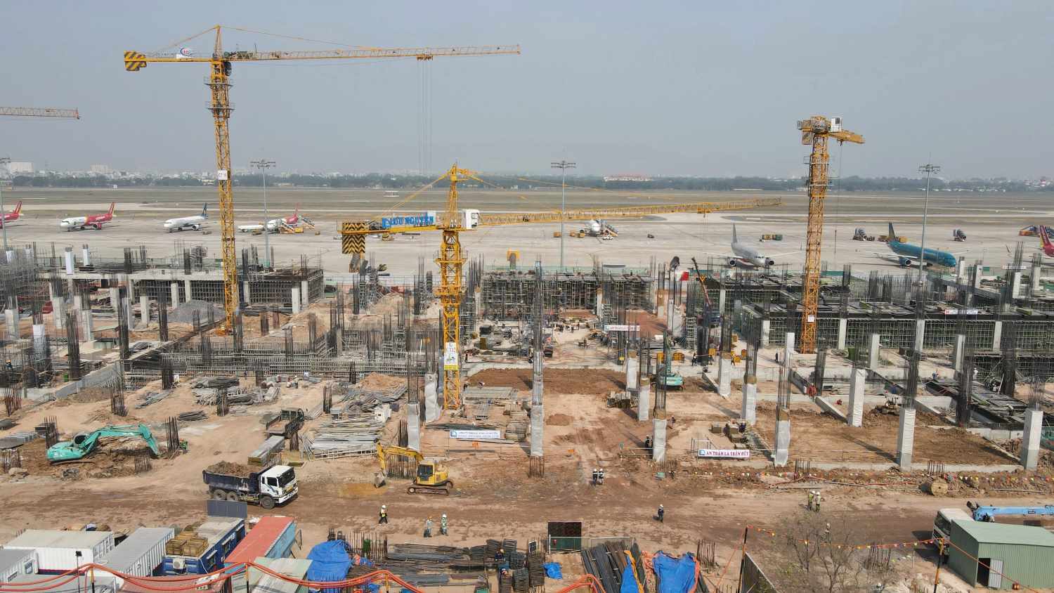 Dự án nhà ga T3 sân bay Tân Sơn Nhất với tổng mức đầu tư gần 11.000 tỉ đồng hoàn thành 50% phần thô sau một năm khởi công. Ảnh: Minh Quân