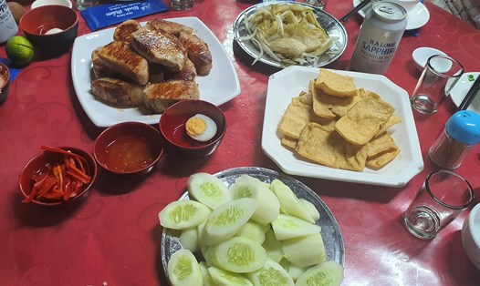 Cơm trưa tại quán Bình Mắm với đặc sản thịt nướng. Ảnh: Đức Long