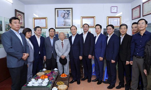 Chủ tịch HĐND TP Hà Nội Nguyễn Ngọc Tuấn với gia đình Thiếu tướng Huỳnh Đắc Hương. Ảnh: Hanoi.gov
