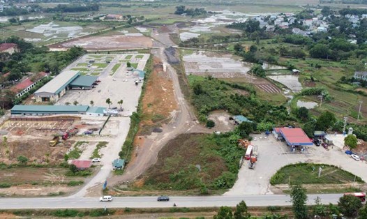 Hàng loạt dự án trọng điểm ở Hòa Bình thiếu đất đắp. Ảnh: Minh Nguyễn